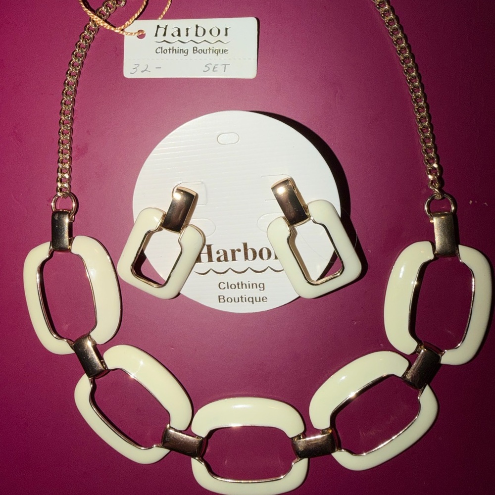 Cream-colored chunky chain link necklace and earring set with gold-tone accents.